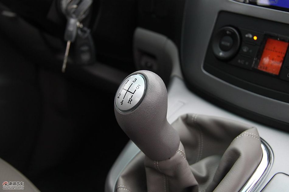 2010款风行菱智实拍图