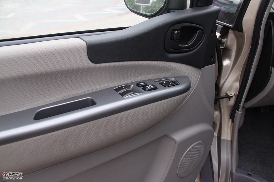 2010款风行菱智实拍图