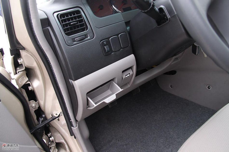 2010款风行菱智实拍图