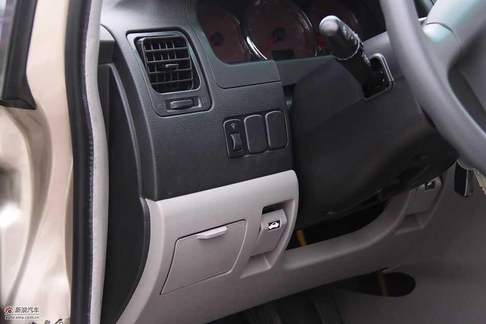 2010款风行菱智实拍图