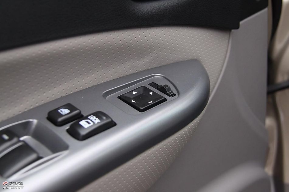 2010款风行菱智实拍图