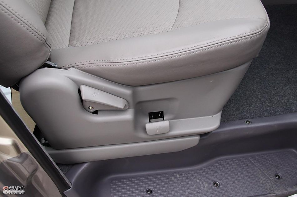 2010款风行菱智实拍图