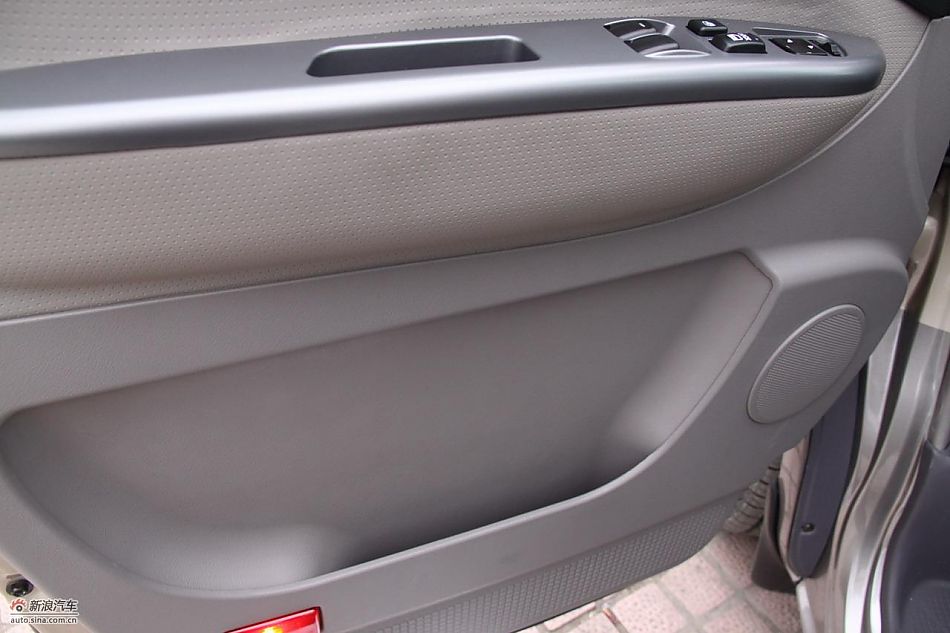 2010款风行菱智实拍图