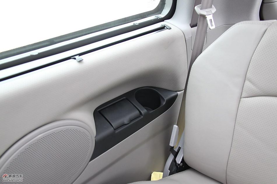 2010款风行菱智实拍图