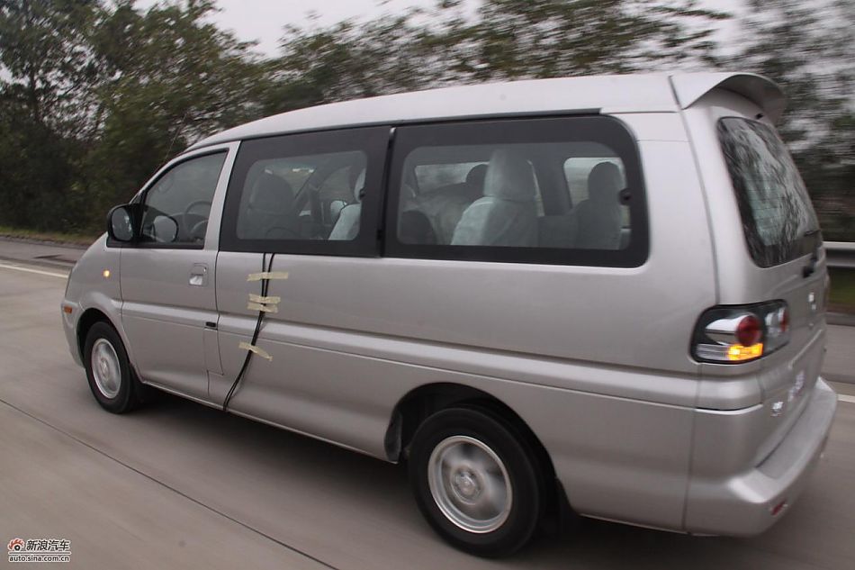 2010款风行菱智实拍图