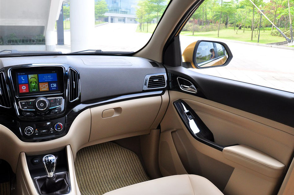 2014款 1.5L 手动豪华型 7座 内饰