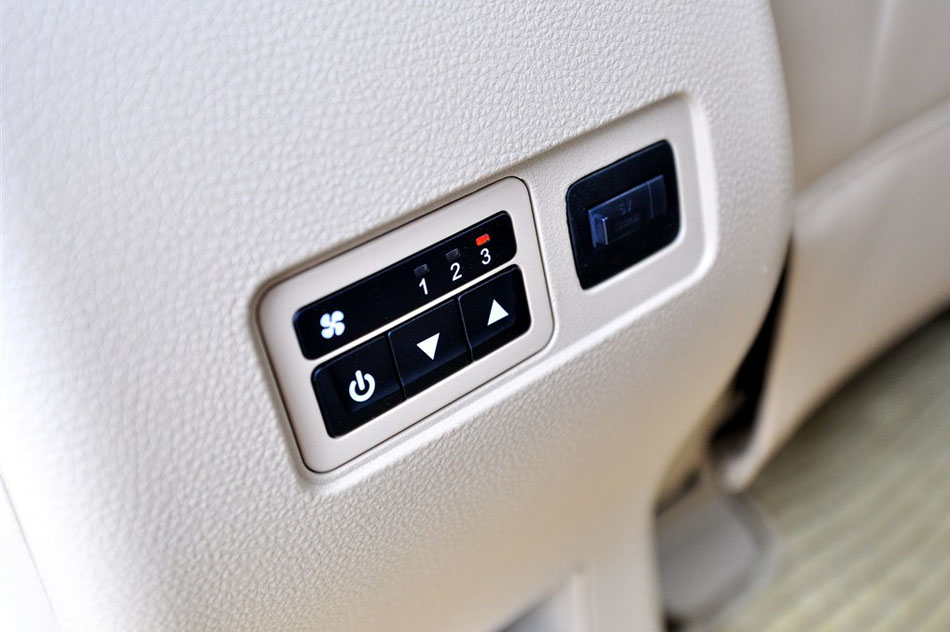 2014款 1.5L 手动豪华型 7座 座椅空间