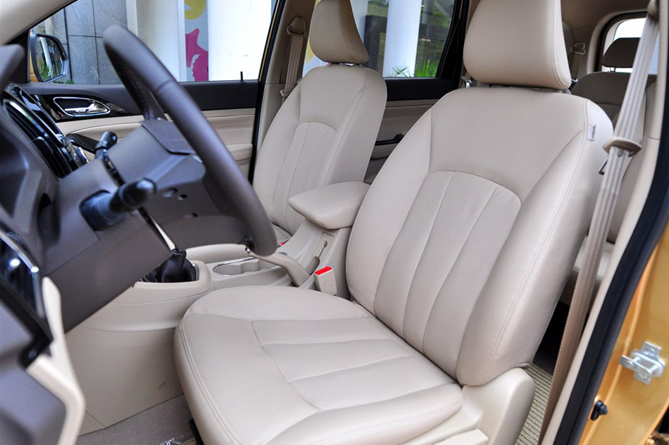 2014款 1.5L 手动豪华型 7座 座椅空间