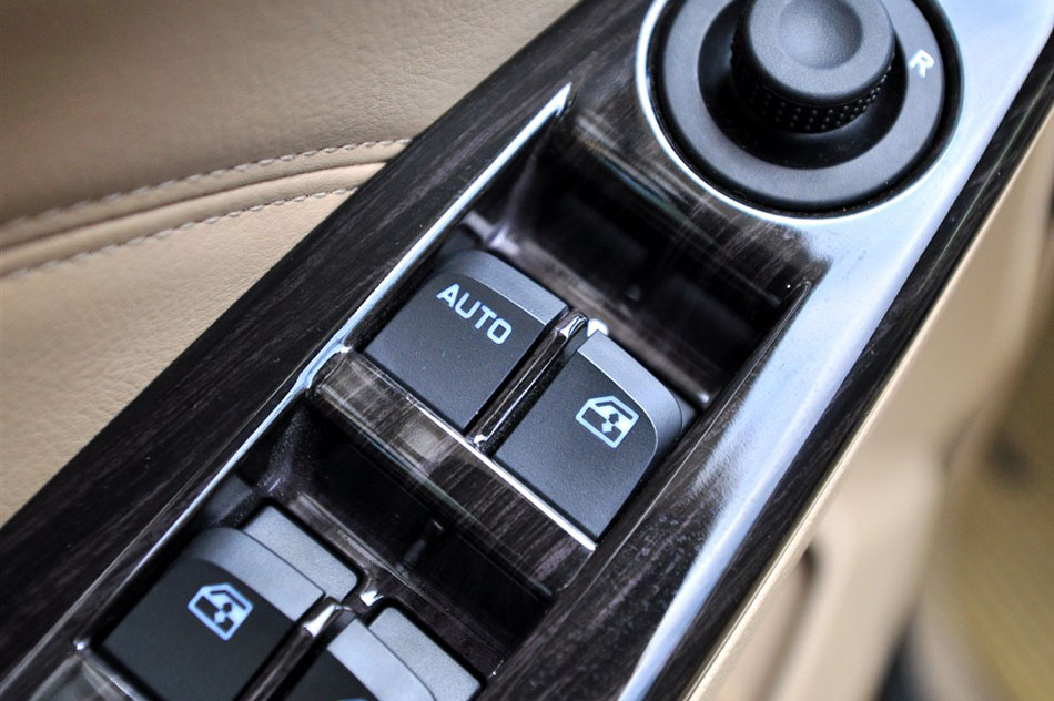 2014款 1.5L 手动豪华型 7座 座椅空间