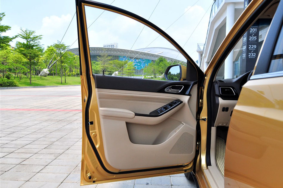 2014款 1.5L 手动豪华型 7座 座椅空间
