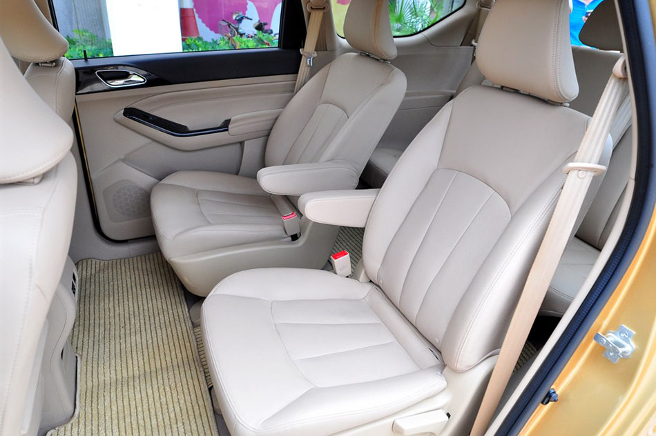 2014款 1.5L 手动豪华型 7座 座椅空间