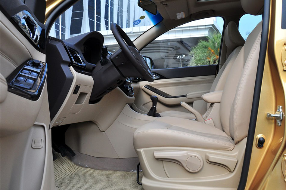 2014款 1.5L 手动豪华型 7座 座椅空间