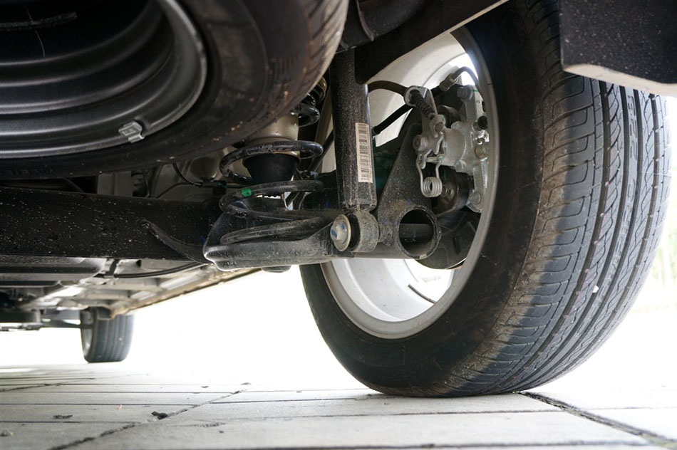 2014款 1.5L 手动豪华型 7座 引擎底盘