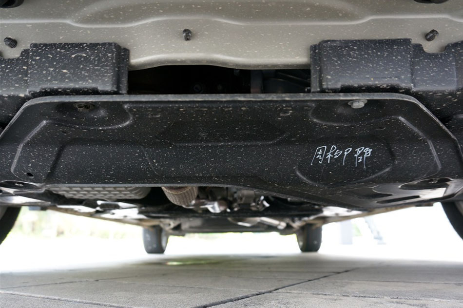 2014款 1.5L 手动豪华型 7座 引擎底盘