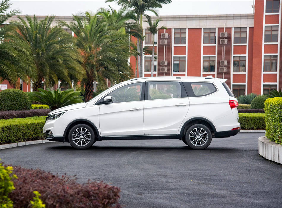 宝骏730  2017款 1.5T 手动尊享型 7座 外观