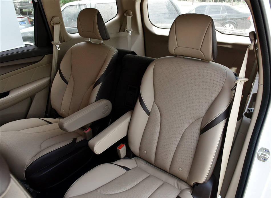 2017款 1.5T 手动豪华型 7座 座椅空间