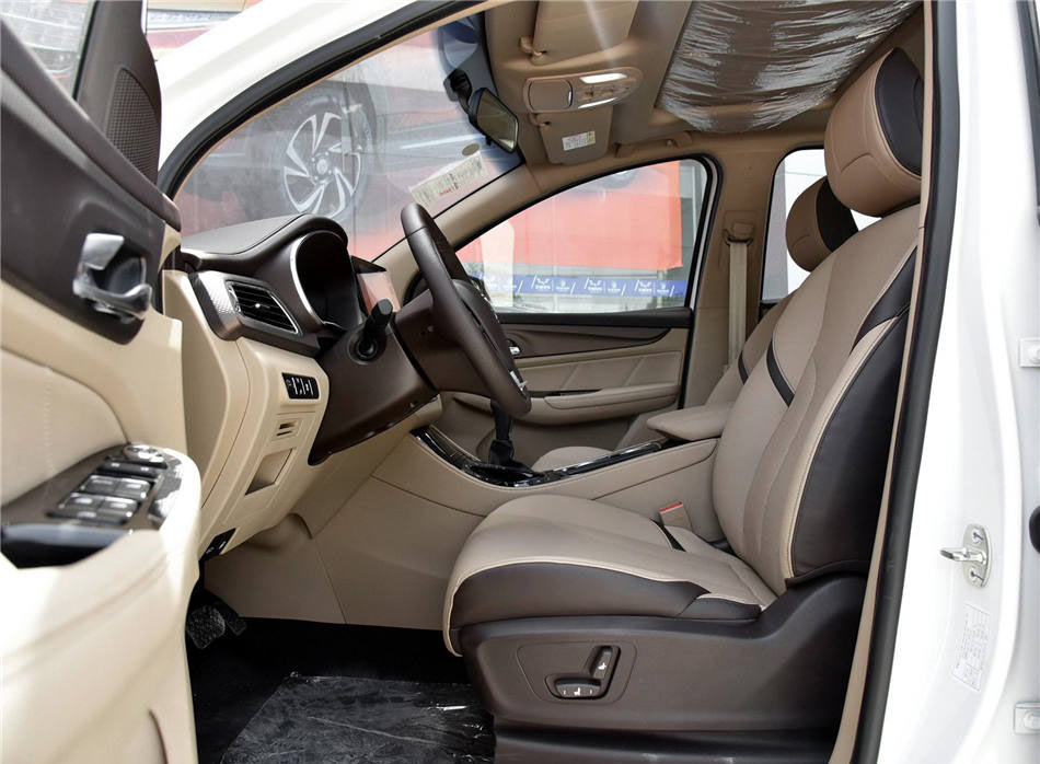 2017款 1.5T 手动豪华型 7座 座椅空间