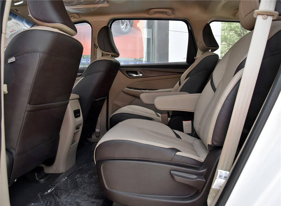 2017款 1.5T 手动豪华型 7座 座椅空间
