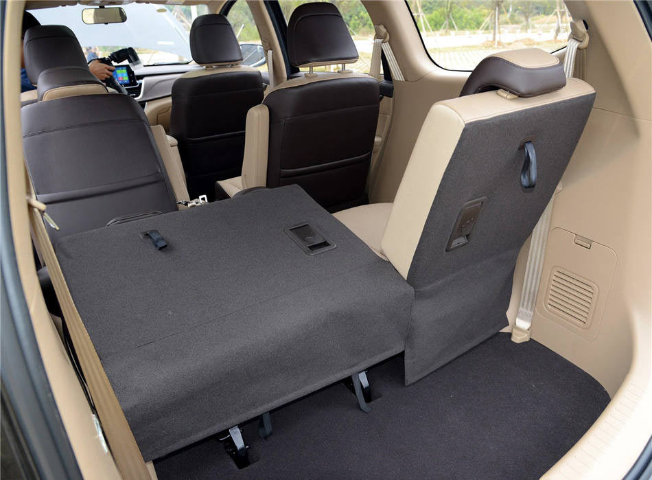 2017款 1.5T 手动豪华型 7座 座椅空间