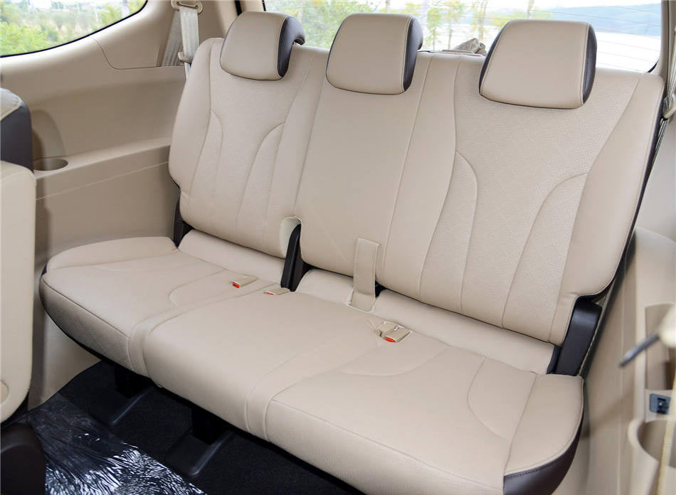 2017款 1.5T 手动豪华型 7座 座椅空间