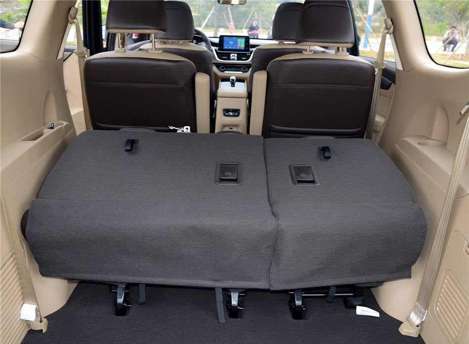 2017款 1.5T 手动豪华型 7座 座椅空间