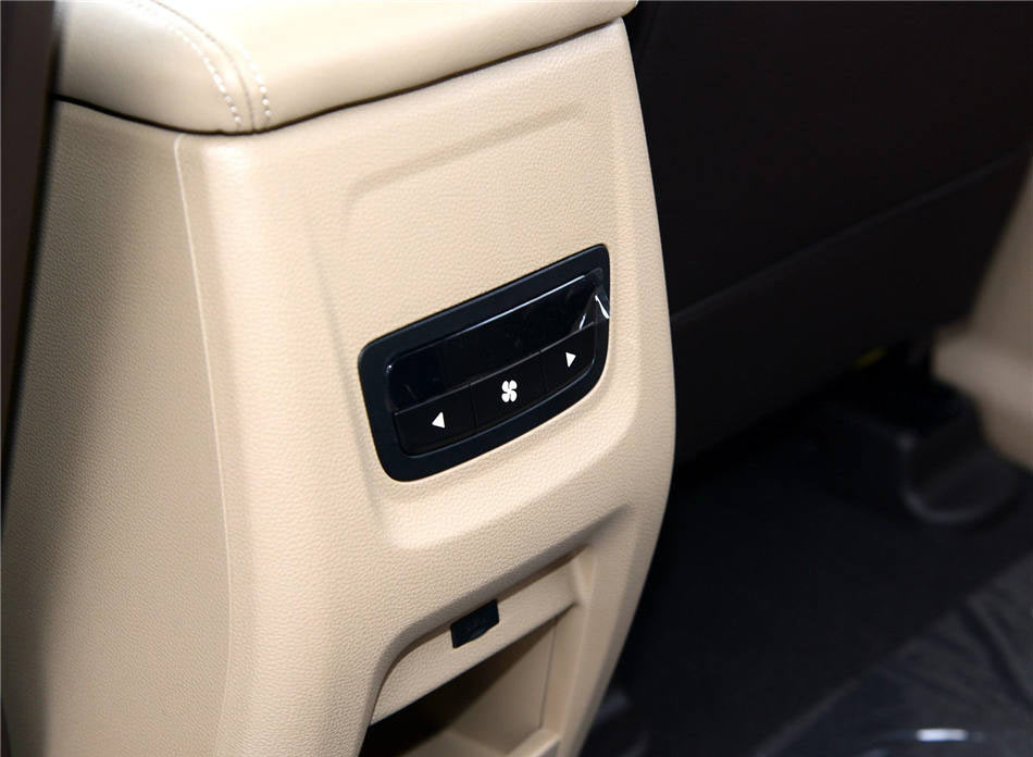 2017款 1.5T 手动豪华型 7座 座椅空间