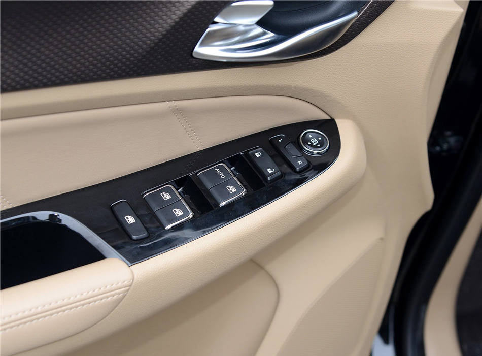 2017款 1.5T 手动豪华型 7座 座椅空间