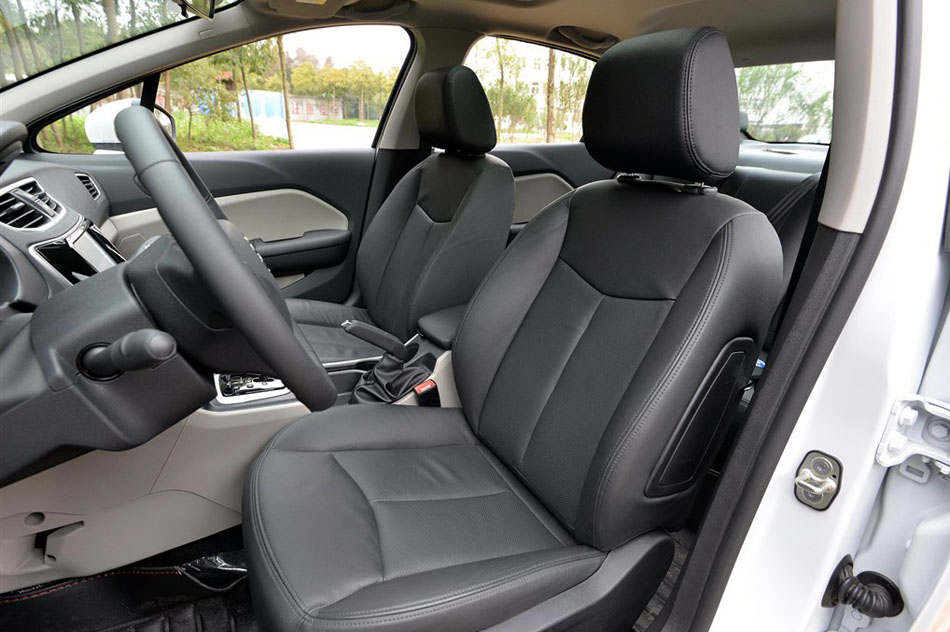 2015款 1.8L 自动新睿型 座椅空间