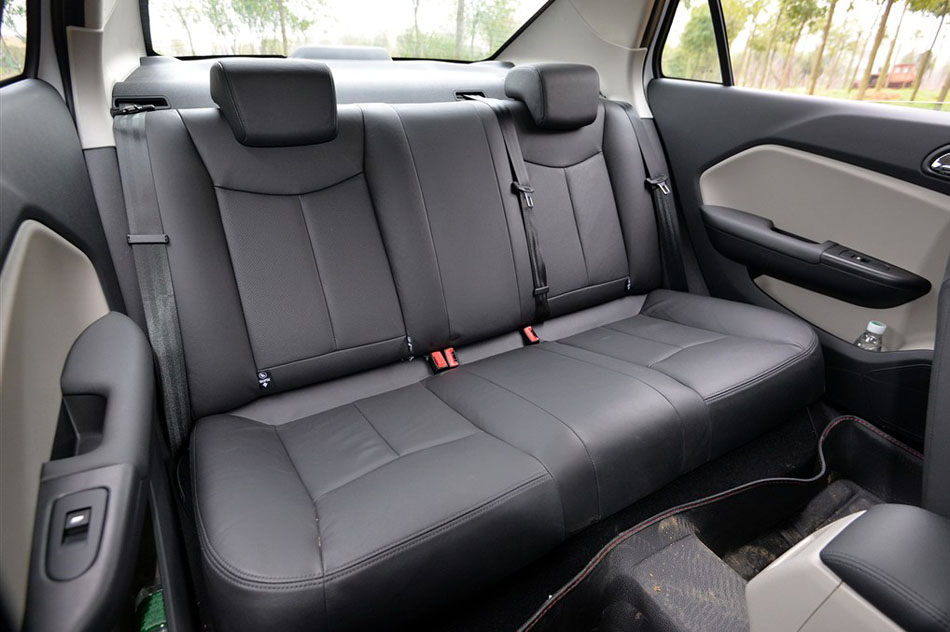 2015款 1.8L 自动新睿型 座椅空间