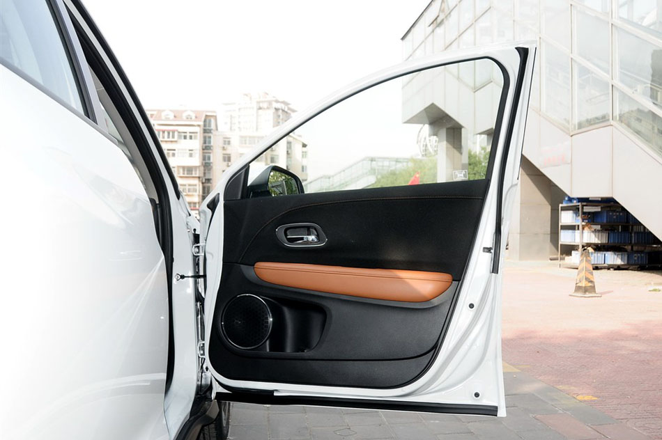2015款 1.8L CVT两驱豪华型 座椅空间