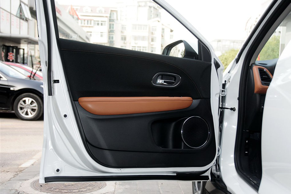 2015款 1.8L CVT两驱豪华型 座椅空间