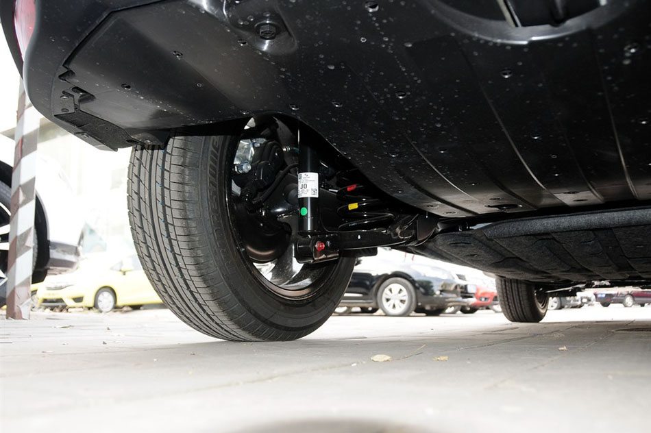 2015款 1.8L CVT两驱豪华型 引擎底盘