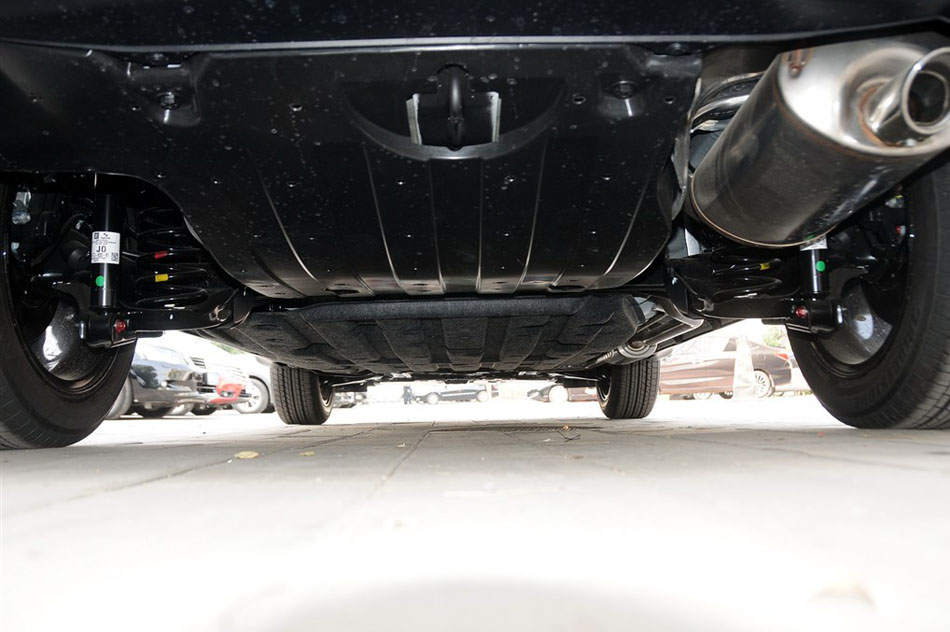 2015款 1.8L CVT两驱豪华型 引擎底盘