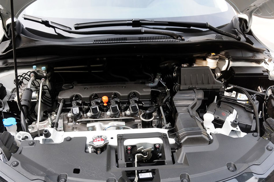 2015款 1.8L CVT两驱豪华型 引擎底盘