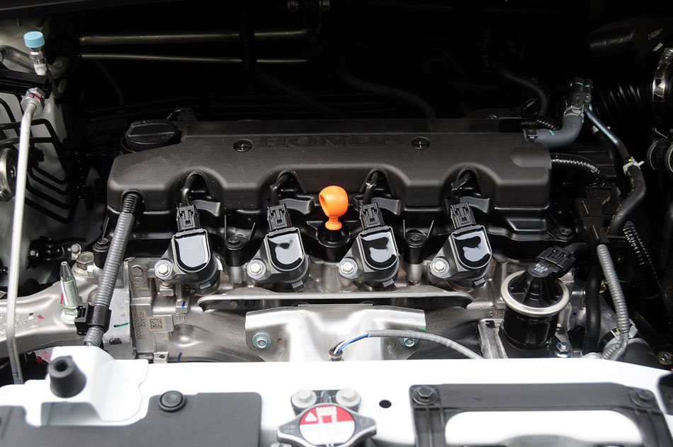 2015款 1.8L CVT两驱豪华型 引擎底盘