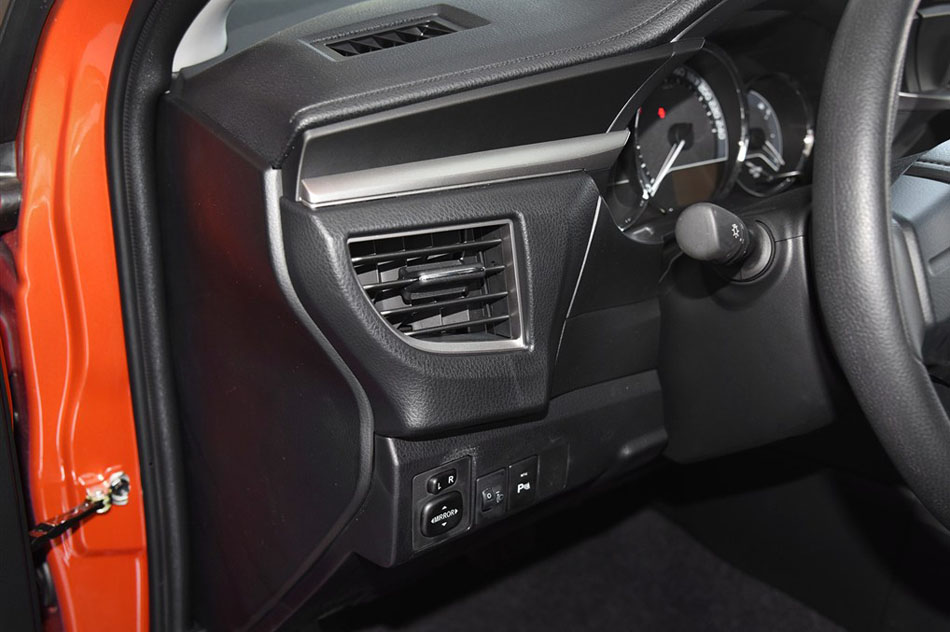 2015款 1.6G CVT橙色限量版 内饰