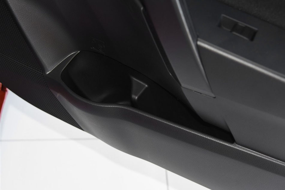 2015款 1.6G CVT橙色限量版 座椅空间