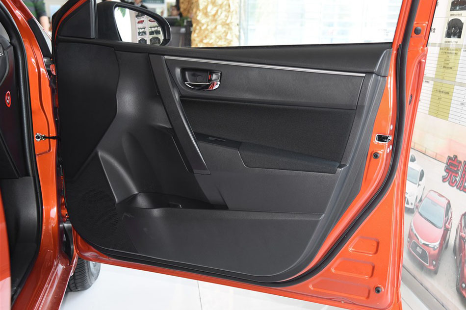 2015款 1.6G CVT橙色限量版 座椅空间