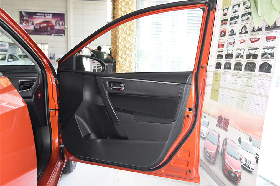 2015款 1.6G CVT橙色限量版 座椅空间