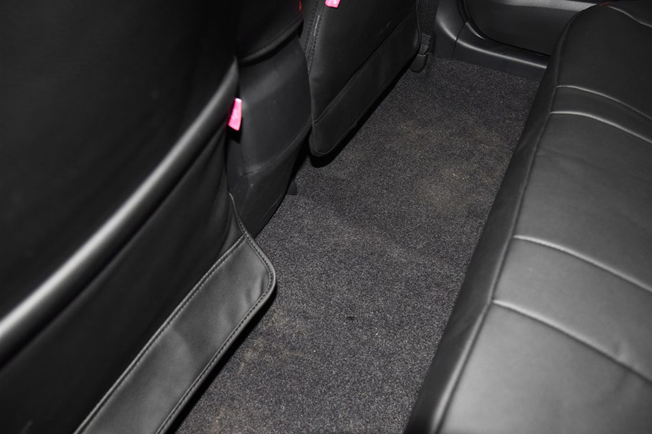 2015款 1.6G CVT橙色限量版 座椅空间