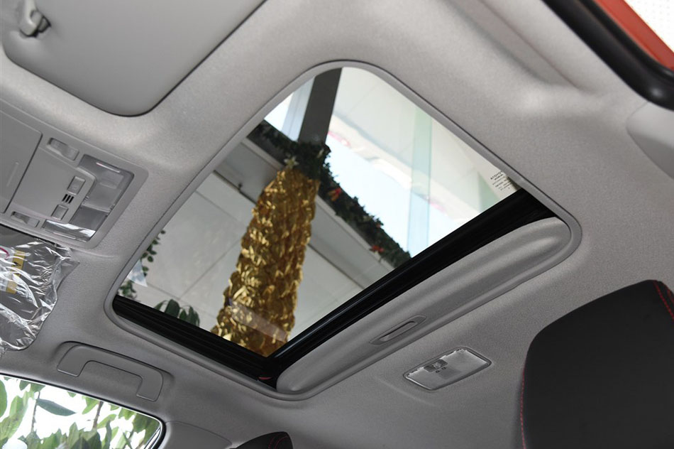 2015款 1.6G CVT橙色限量版 座椅空间