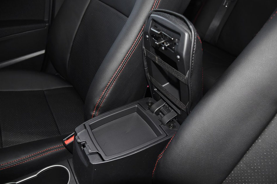 2015款 1.6G CVT橙色限量版 座椅空间