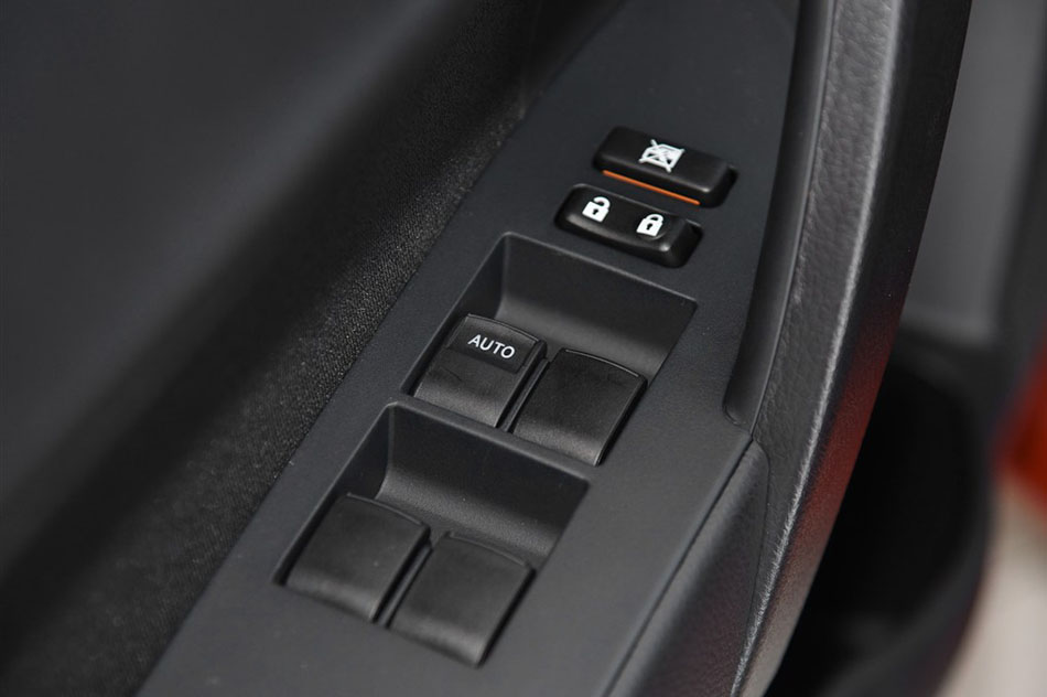 2015款 1.6G CVT橙色限量版 座椅空间