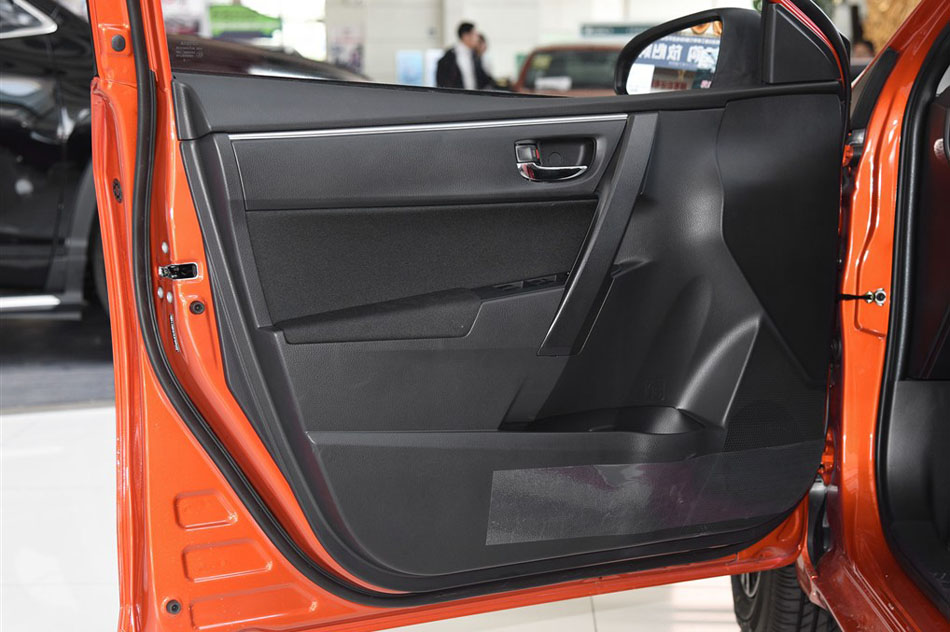 2015款 1.6G CVT橙色限量版 座椅空间