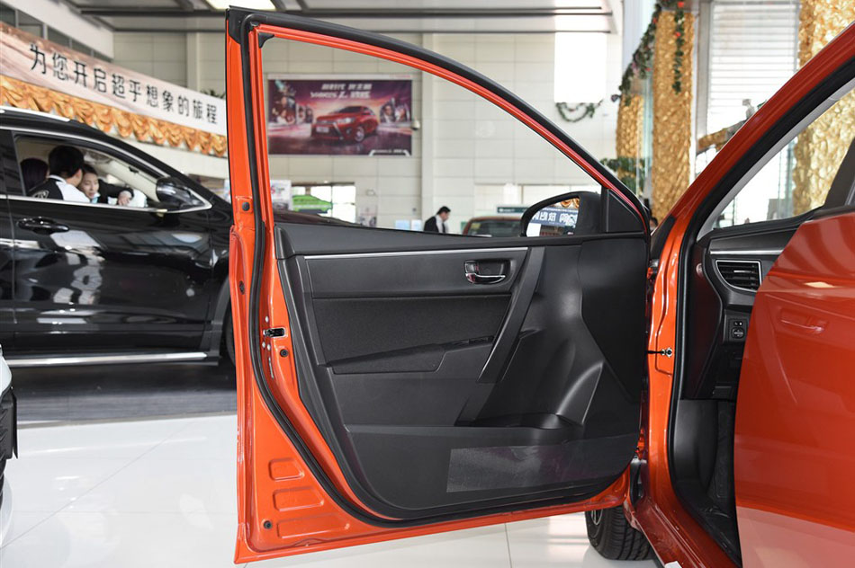 2015款 1.6G CVT橙色限量版 座椅空间