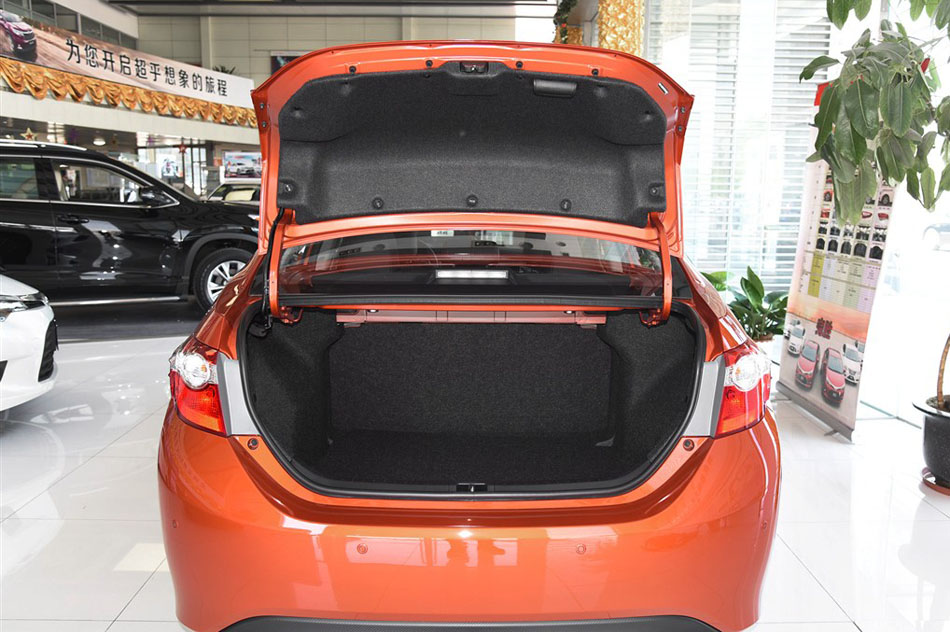 2015款 1.6G CVT橙色限量版 座椅空间
