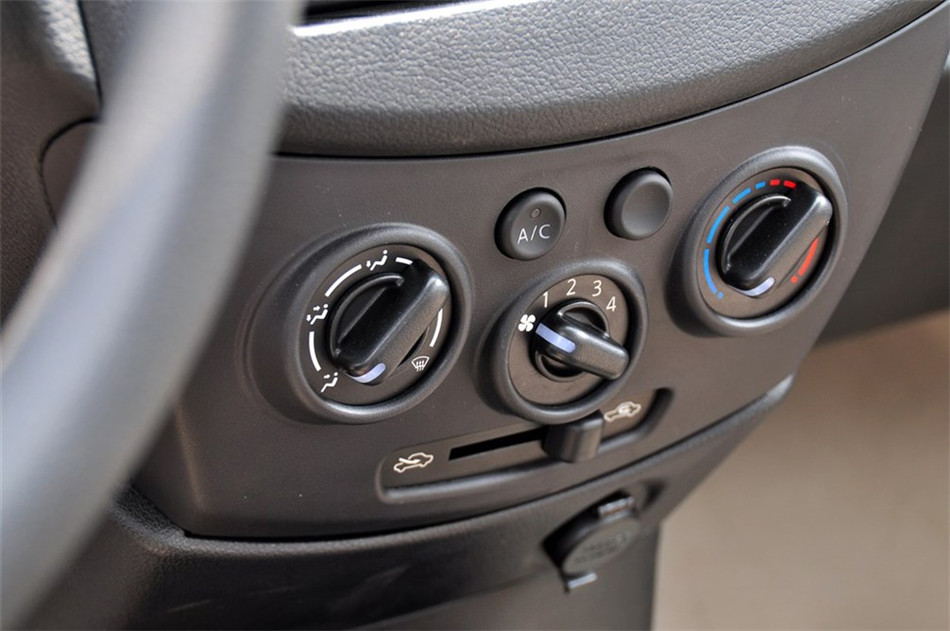 2014款 1.2L MT 易享版 内饰