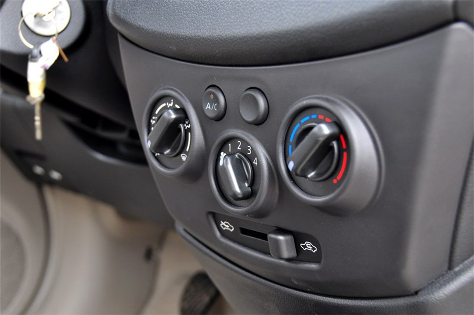 2014款 1.2L MT 易享版 内饰