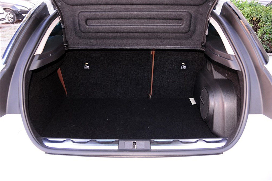 DS5 2013款 1.6T AT 豪华版THP200 座椅空间