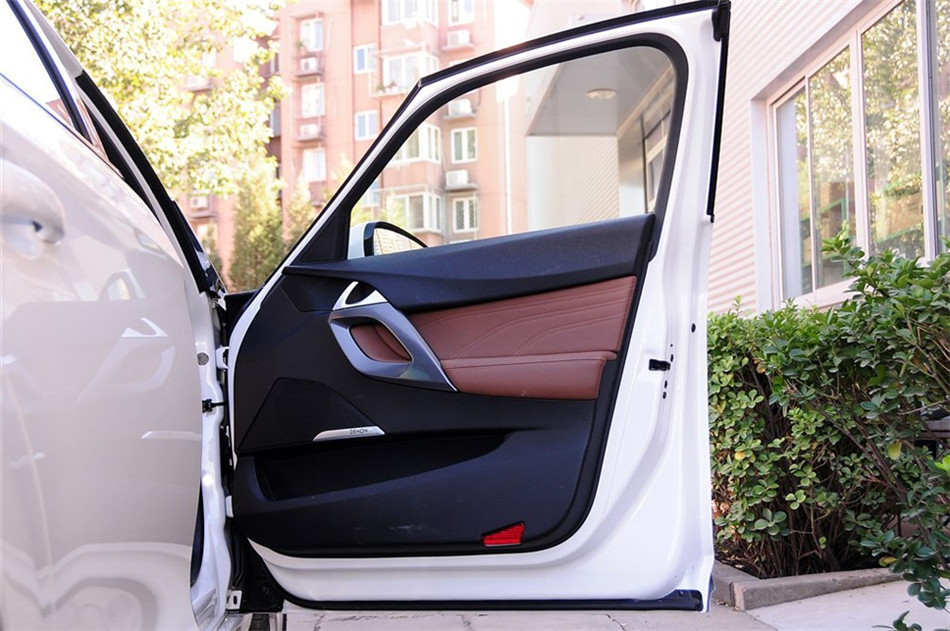 DS5 2013款 1.6T AT 豪华版THP200 座椅空间